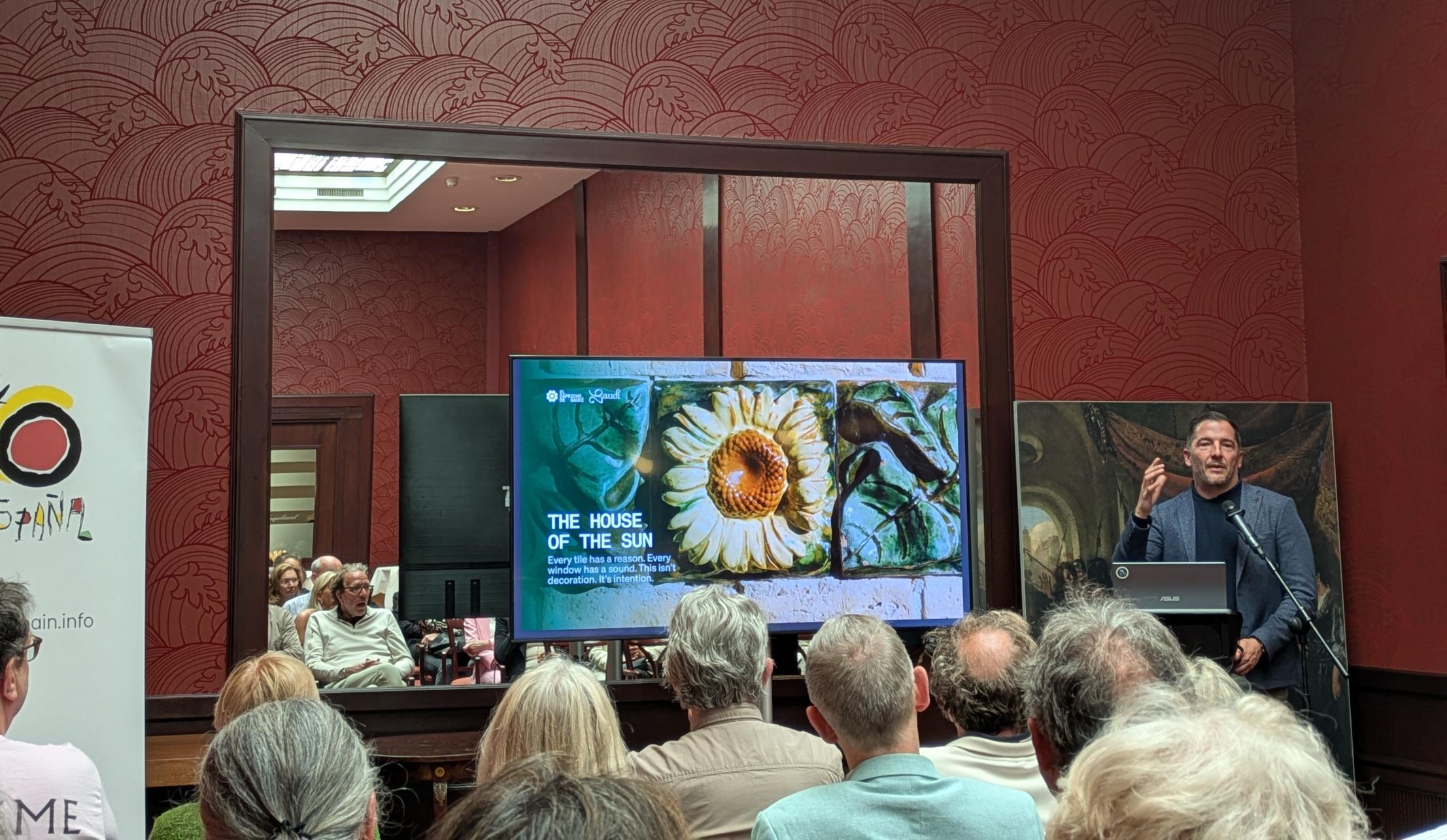 Presentación sobre El Capricho de Comillas