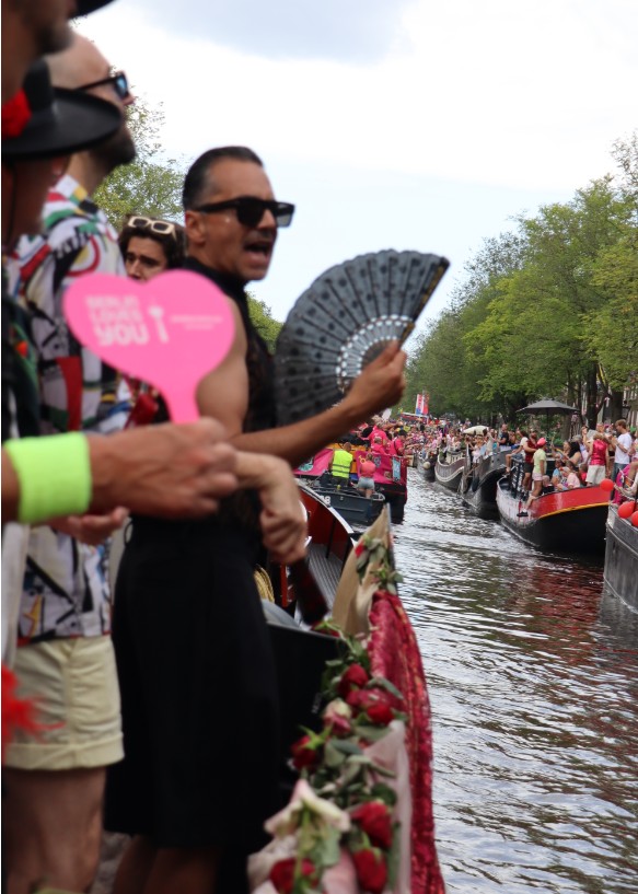 Barco participando en el desfile por los canales de Ámsterdam