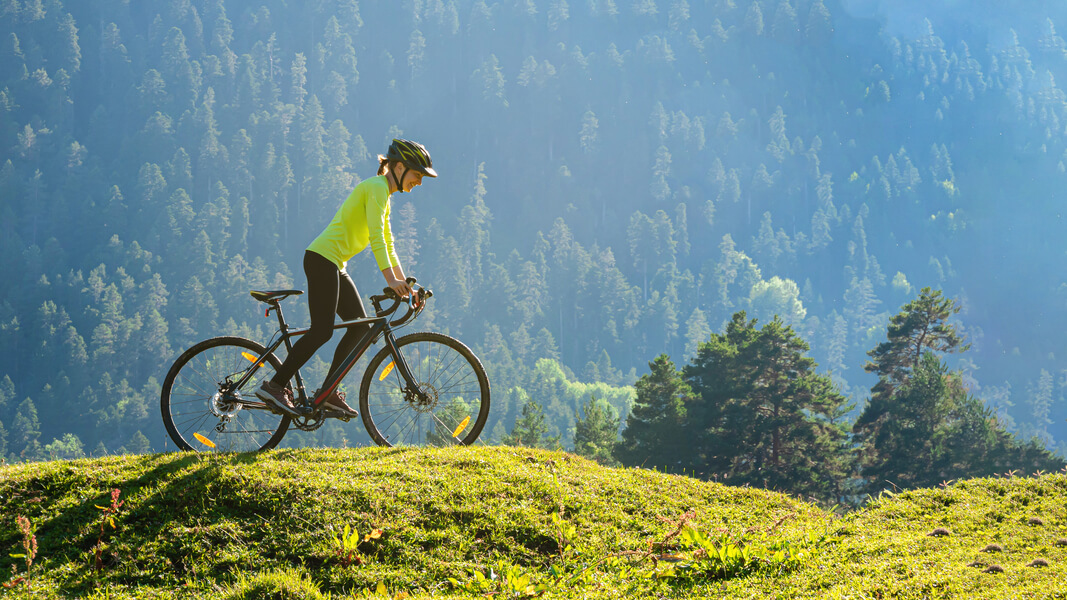 Ciclista en paisaje rural