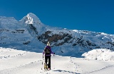 Nos Pirenéus, há inúmeros passes cobertos de neve perfeitos para raquetes de © neve Shutterstock Nos Pirenéus, há inúmeros passes cobertos de neve perfeitos para raquetes de © neve Shutterstock