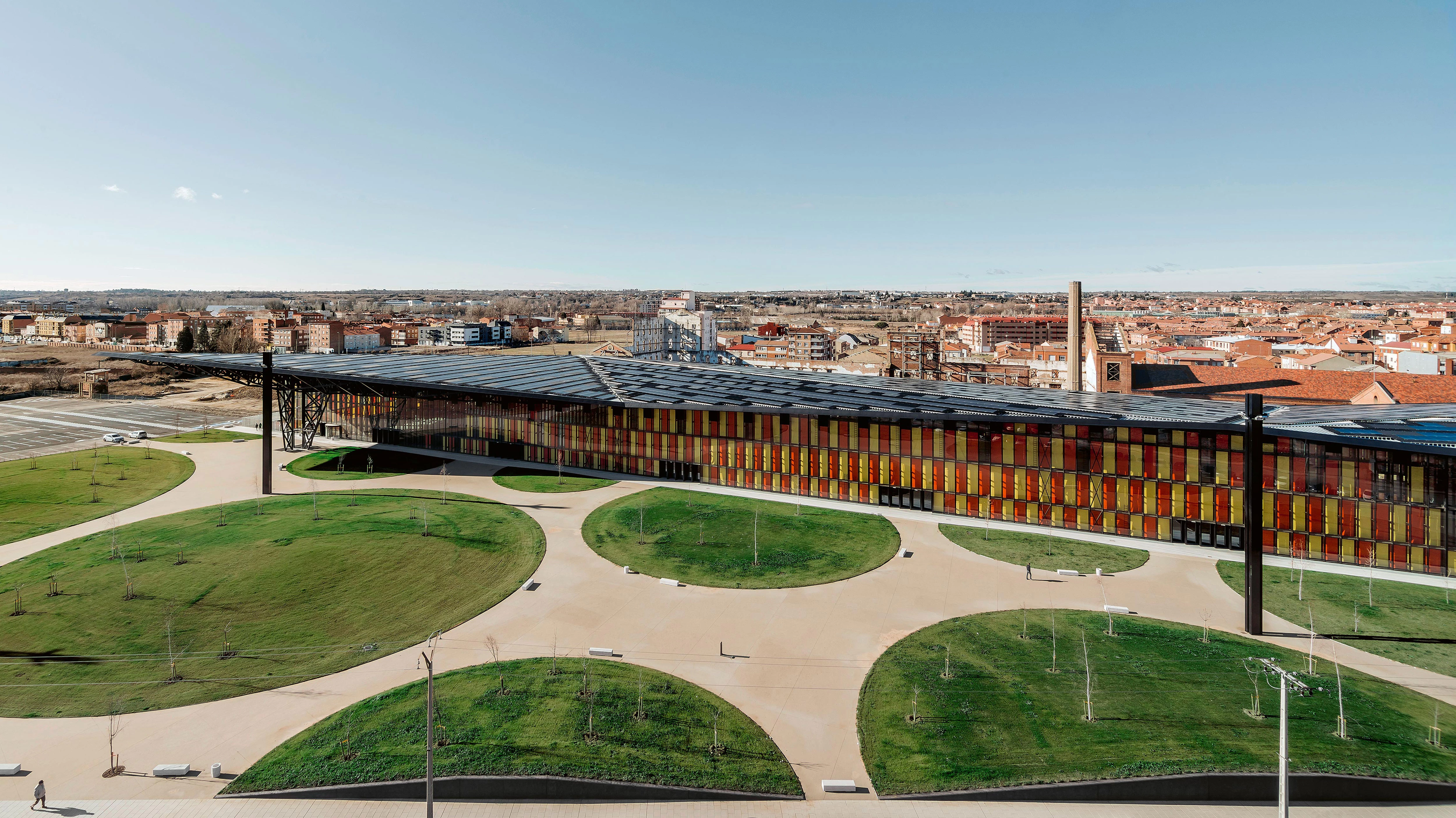 O Palácio de Congressos e Exposições de Leão tem quase 10.000 metros quadrados e é um espaço sustentável que limita o consumo de energia não renovável graças ao seu telhado fotovoltaico ©