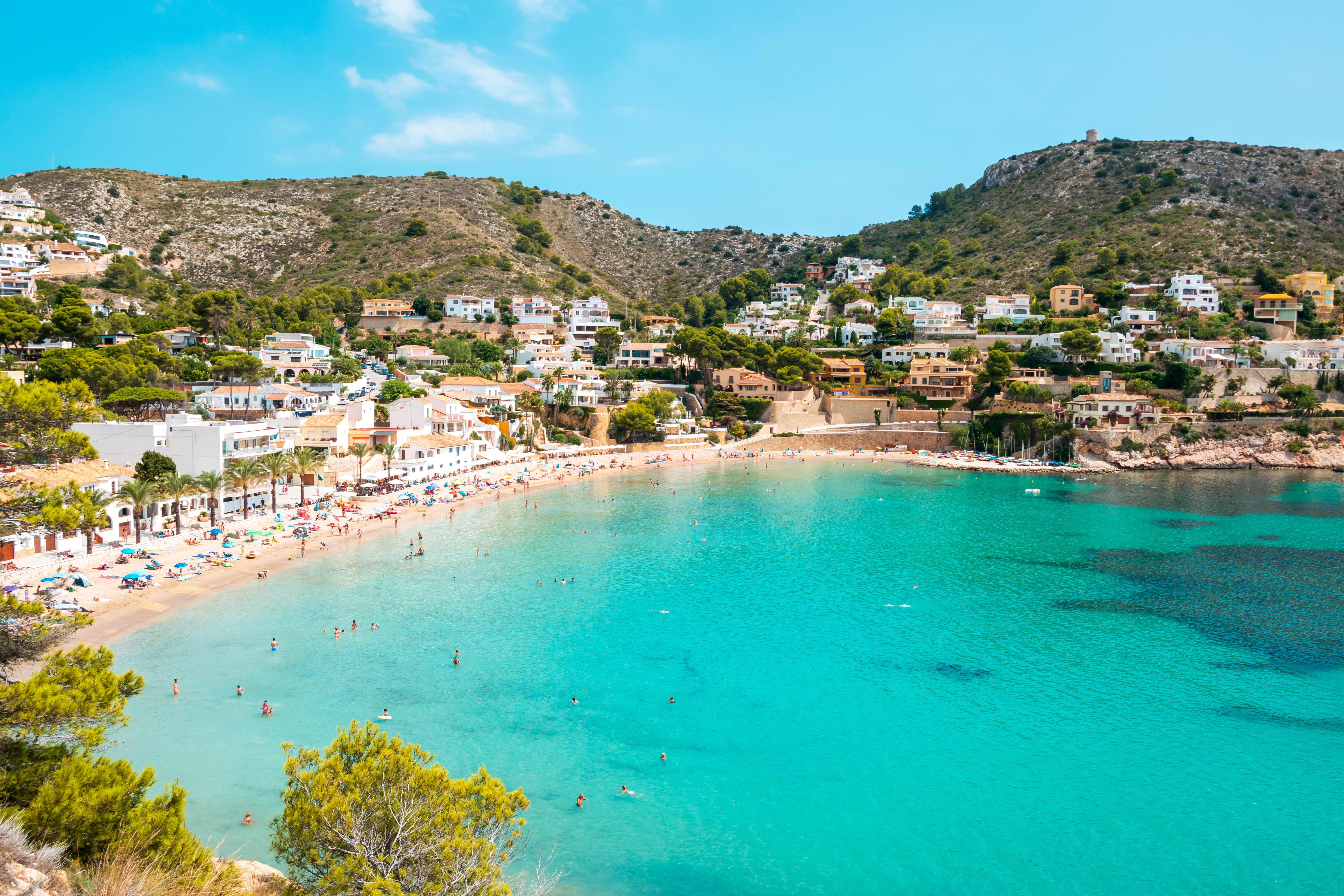 A Comunidade Valenciana lidera o ranking nacional com 143 praias reconhecidas com Bandeira Azul. Na foto, praia El Portet em Moraira © Shutterstock A Comunidade Valenciana lidera o ranking nacional com 143 praias reconhecidas com Bandeira Azul. Na foto, praia El Portet em Moraira © Shutterstock