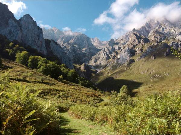 Imagem do Vale do Camaleño (Cantábria, Espanha), porta de entrada para os Picos de Europa. Imagem do Vale do Camaleño (Cantábria, Espanha), porta de entrada para os Picos de Europa.