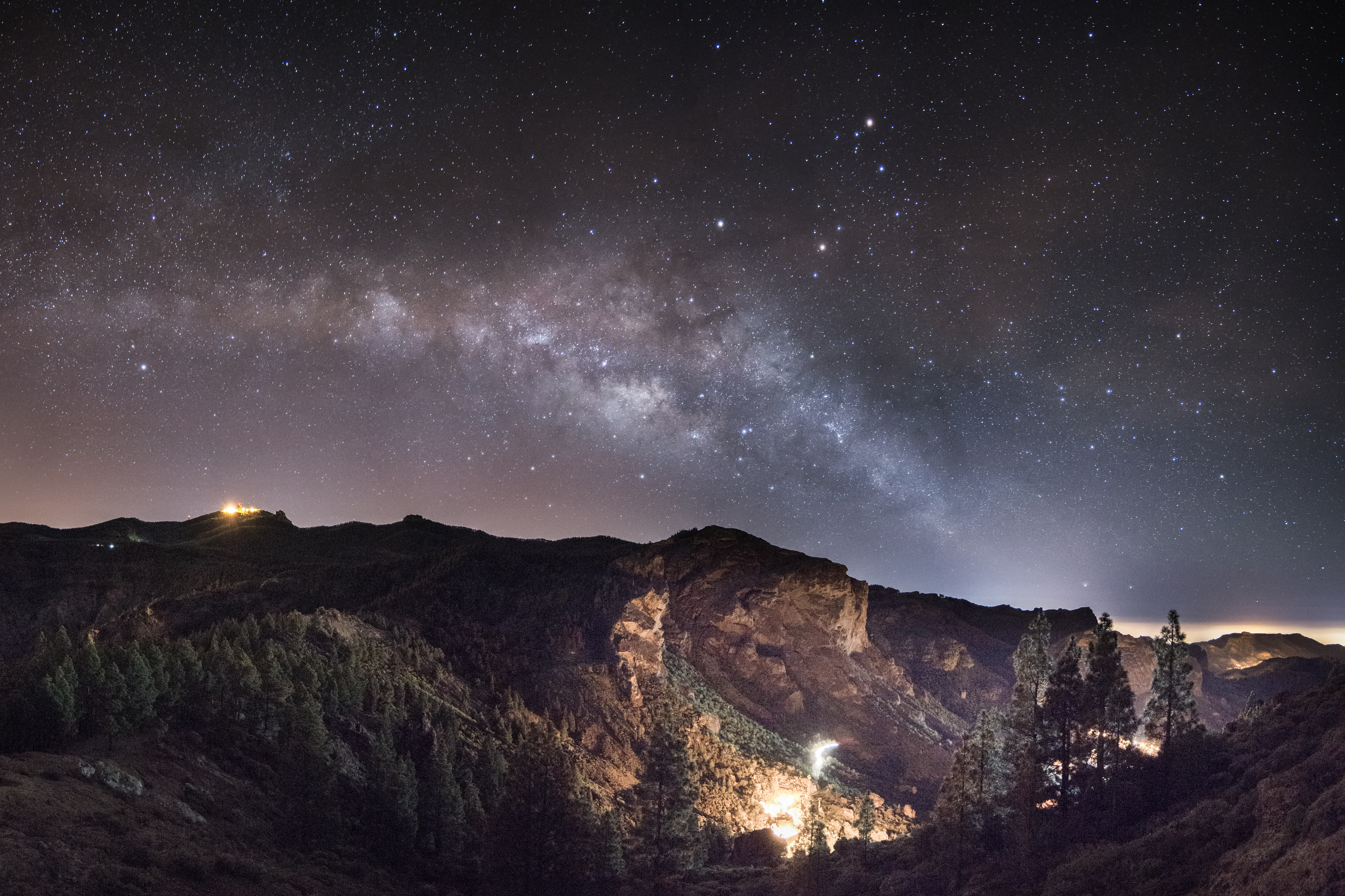 Em Gran Canaria, a Via Láctea é visível em áreas com pouca poluição luminosa, como Roque Nublo, Mirador de La Sabinilla e a parte ocidental da ilha © Shutterstock Em Gran Canaria, a Via Láctea é visível em áreas com pouca poluição luminosa, como Roque Nublo, Mirador de La Sabinilla e a parte ocidental da ilha © Shutterstock