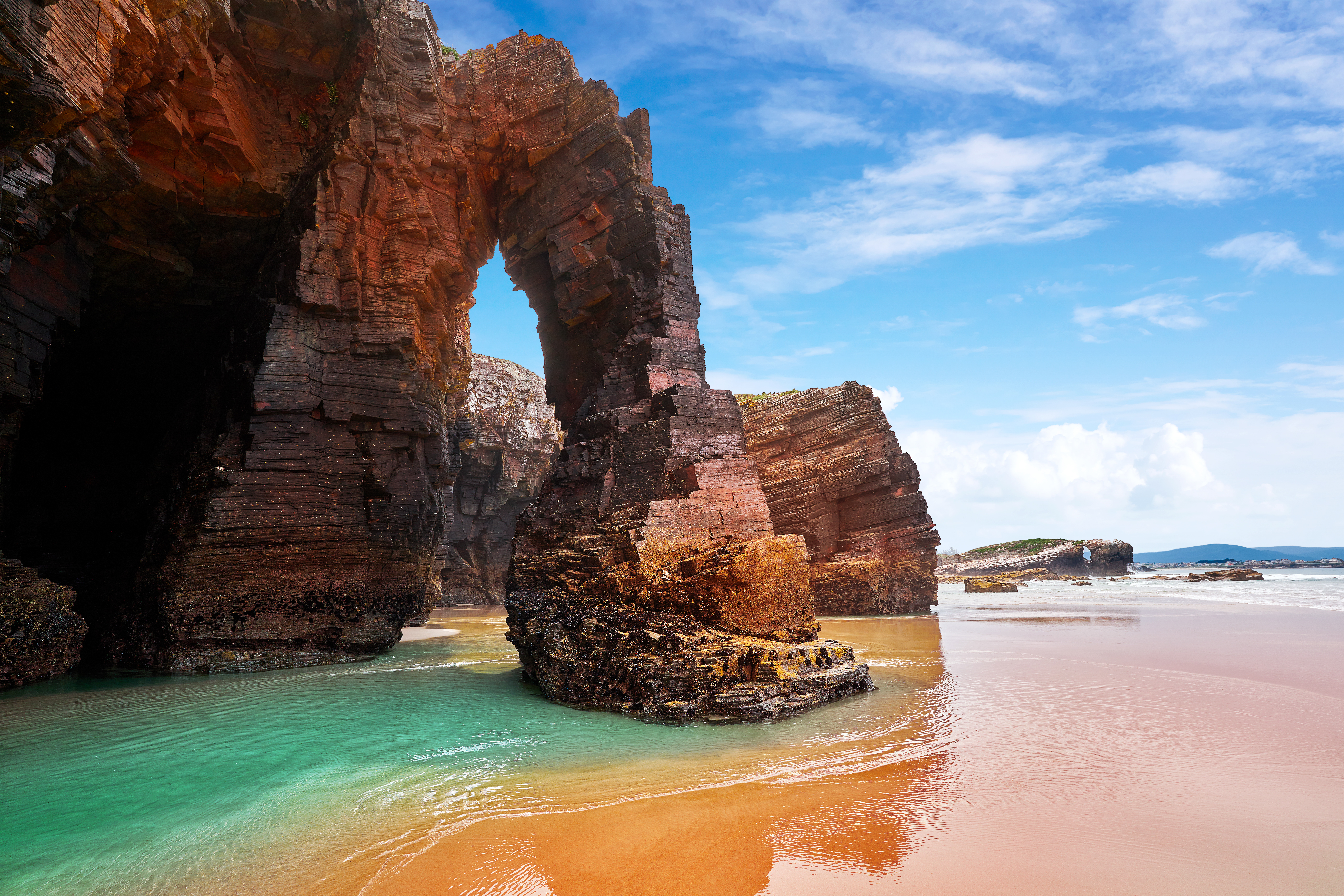 A Galiza tem 108 praias com Bandeira Azul. Na imagem, a emblemática praia das Catedrais (Ribadeo, Lugo), que também é declarada monumento natural © da Shutterstock A Galiza tem 108 praias com Bandeira Azul. Na imagem, a emblemática praia das Catedrais (Ribadeo, Lugo), que também é declarada monumento natural © da Shutterstock