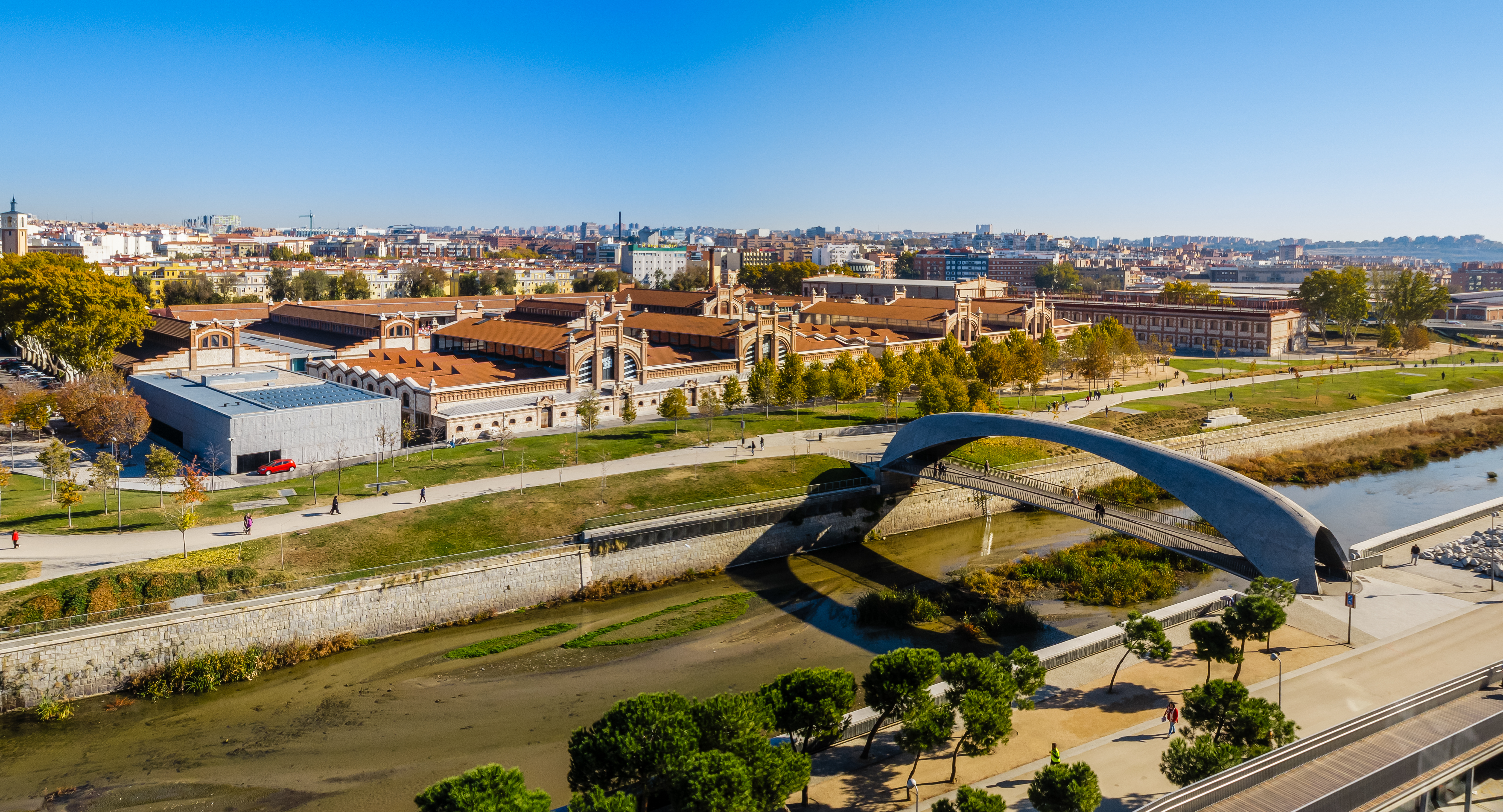 Matadero é um conjunto de pavilhões em estilo neo-mudéjar construído no início do século XX nas margens do rio Manzanares. Hoje, é um espaço vivo para o prazer da cultura, da experimentação artística e das artes visuais © Shutterstock Matadero é um conjunto de pavilhões em estilo neo-mudéjar construído no início do século XX nas margens do rio Manzanares. Hoje, é um espaço vivo para o prazer da cultura, da experimentação artística e das artes visuais © Shutterstock