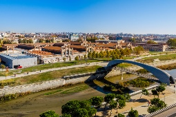 Matadero é um conjunto de pavilhões em estilo neo-mudéjar construído no início do século XX nas margens do rio Manzanares. Hoje, é um espaço vivo para o prazer da cultura, da experimentação artística e das artes visuais © Shutterstock Matadero é um conjunto de pavilhões em estilo neo-mudéjar construído no início do século XX nas margens do rio Manzanares. Hoje, é um espaço vivo para o prazer da cultura, da experimentação artística e das artes visuais © Shutterstock