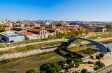 Matadero é um conjunto de pavilhões em estilo neo-mudéjar construído no início do século XX nas margens do rio Manzanares. Hoje, é um espaço vivo para o prazer da cultura, da experimentação artística e das artes visuais © Shutterstock Matadero é um conjunto de pavilhões em estilo neo-mudéjar construído no início do século XX nas margens do rio Manzanares. Hoje, é um espaço vivo para o prazer da cultura, da experimentação artística e das artes visuais © Shutterstock