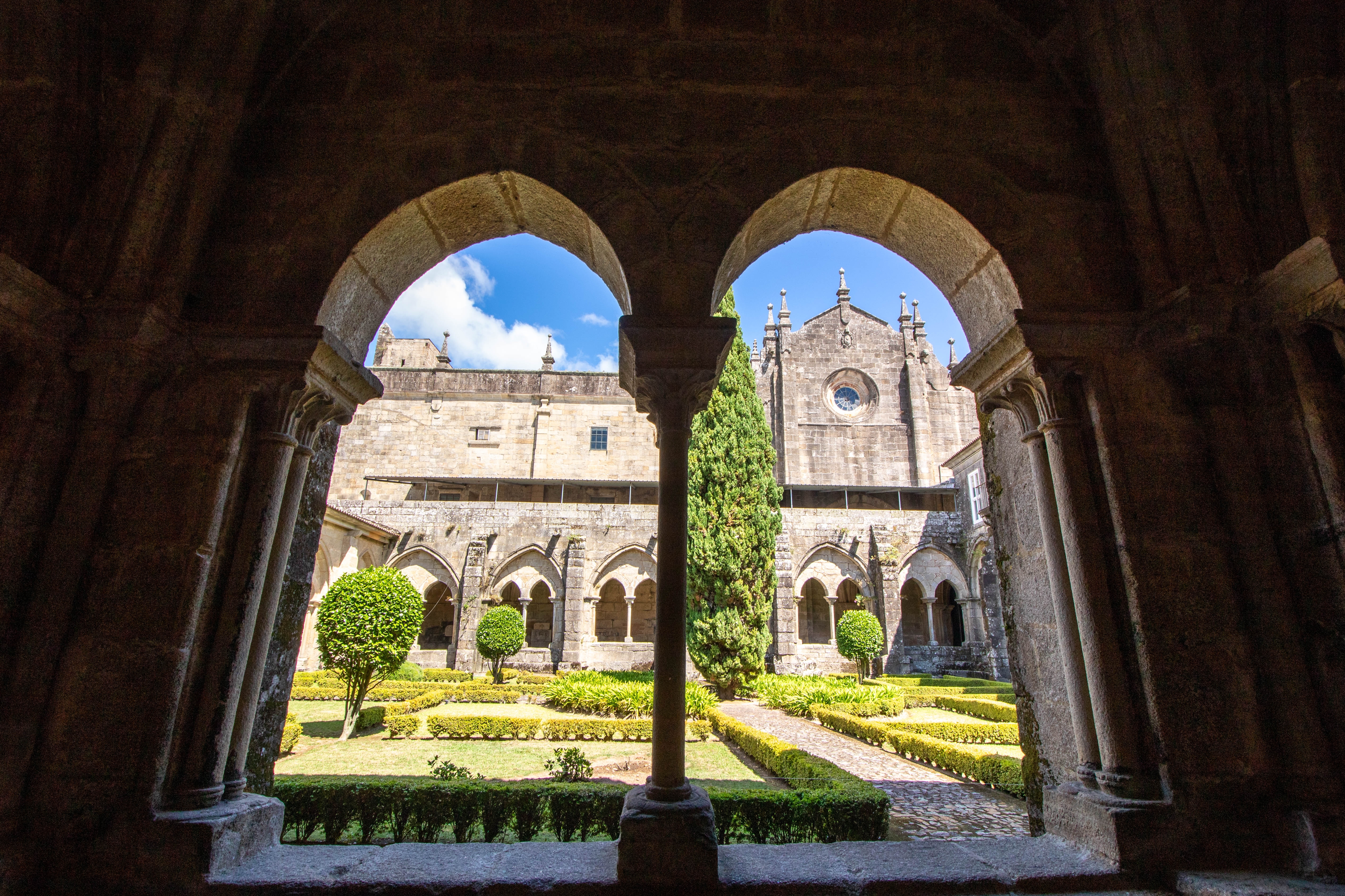 Imagem do espetacular claustro e jardins da Catedral de Santa María de Tui, Pontevedra (Galiza)