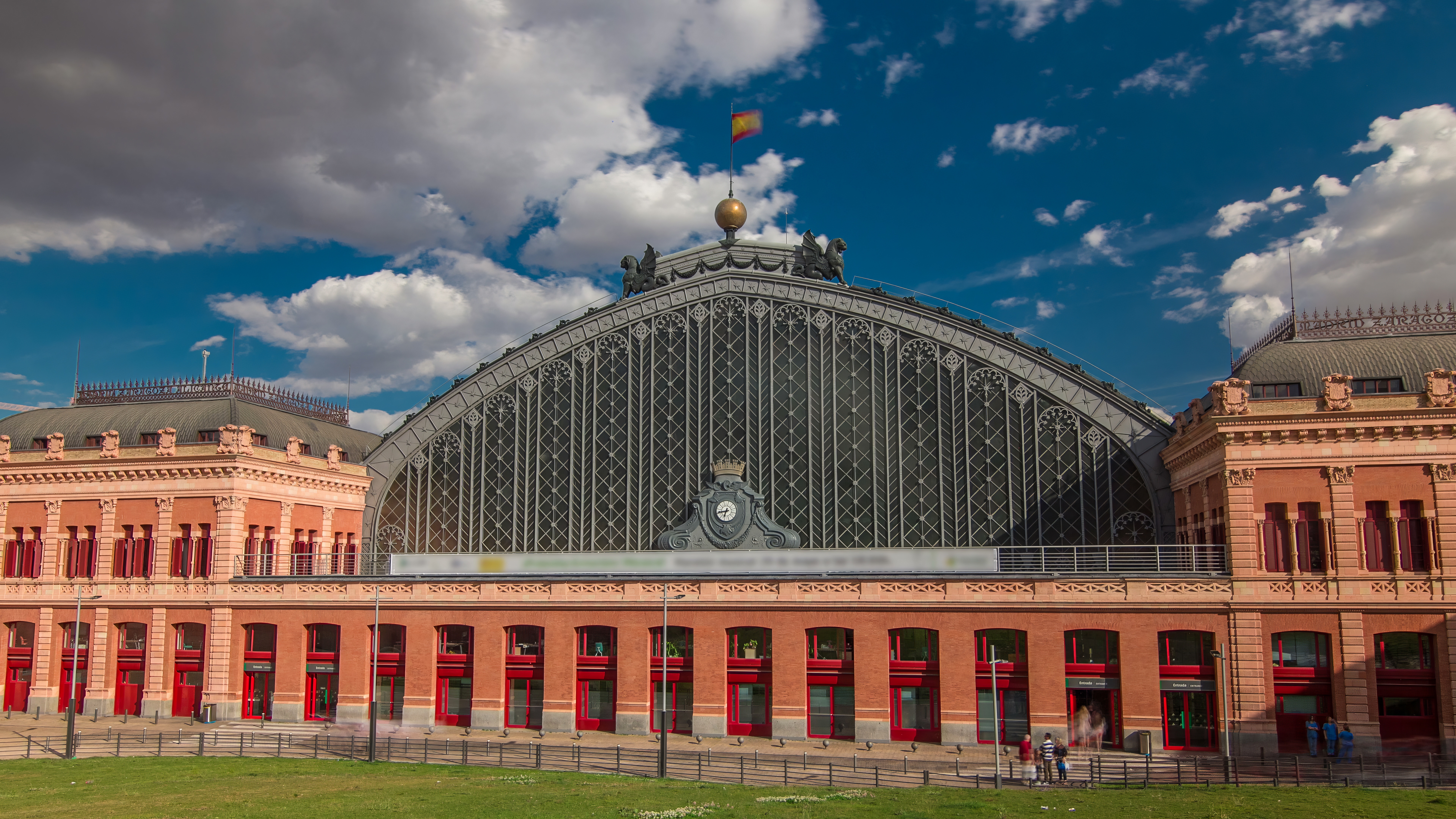 A estação de Atocha, um exemplo imbatível de arquitetura em ferro do final do século XIX, recebe mais de 100 milhões de passageiros todos os anos ©Shutterstock A estação de Atocha, um exemplo imbatível de arquitetura em ferro do final do século XIX, recebe mais de 100 milhões de passageiros todos os anos ©Shutterstock