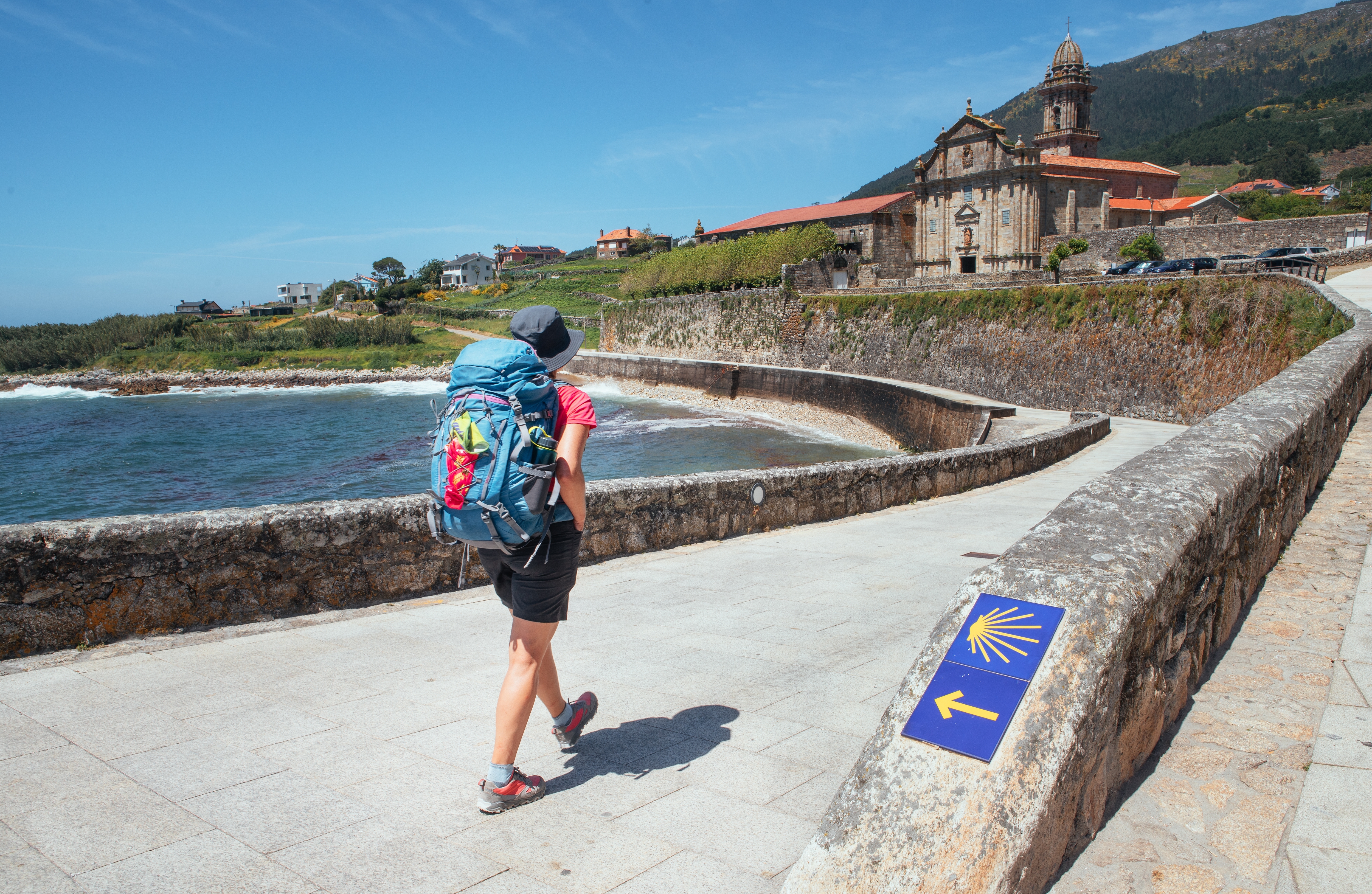 Jovem peregrino a chegar a um dos pontos mais relevantes do Caminho Português, o Real Mosteiro de Santa María de Oia (Pontevedra)