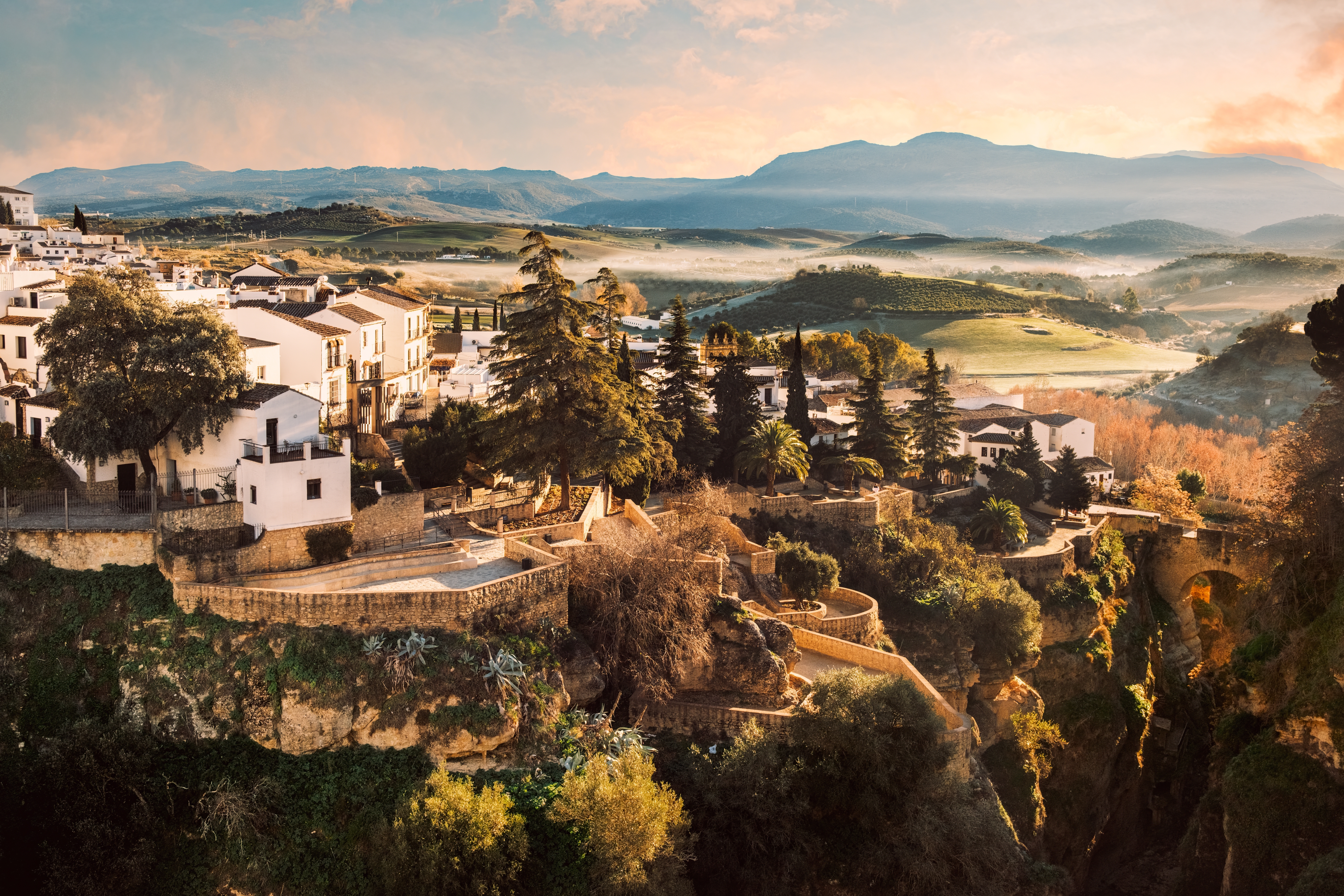 Os Jardins de Cuenca em Ronda (Málaga) lembram os míticos Jardins Suspensos da Babilónia, graças à curiosa disposição dos seus terraços escalonados © Shutterstock Os Jardins de Cuenca em Ronda (Málaga) lembram os míticos Jardins Suspensos da Babilónia, graças à curiosa disposição dos seus terraços escalonados © Shutterstock