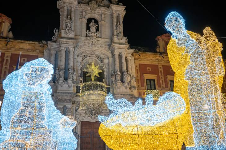 No Natal, Sevilha destaca-se pela união do seu centro histórico protegido com grandes instalações de iluminação, projeções sobre o rio Guadalquivir e presépios de grande valor patrimonial. Na imagem, o enorme presépio do Palácio de San Telmo