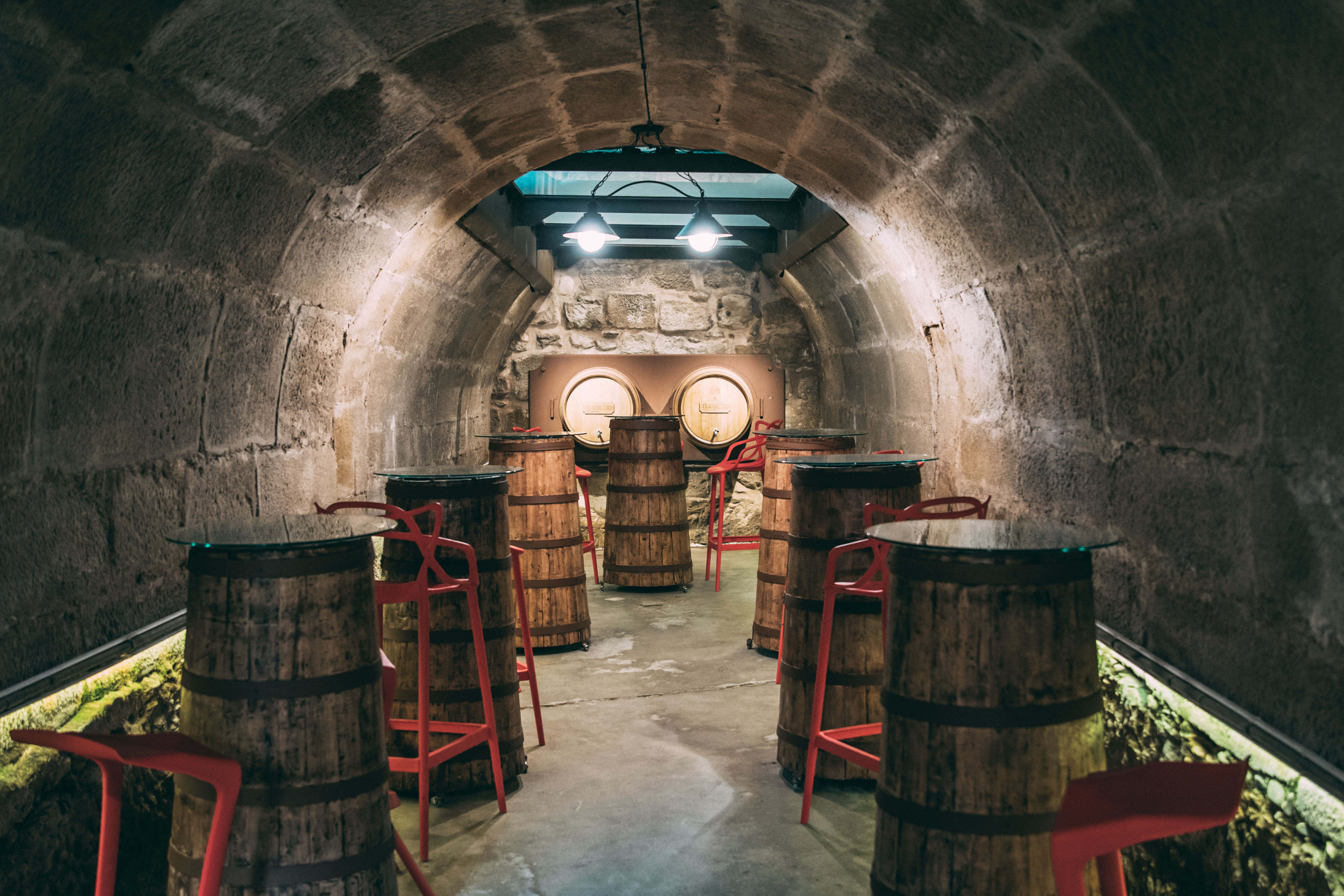 A pedido, pode provar alguns dos melhores vinhos riojanos na adega subterrânea do Hotel Teatrisso @ Ruralka Hotels