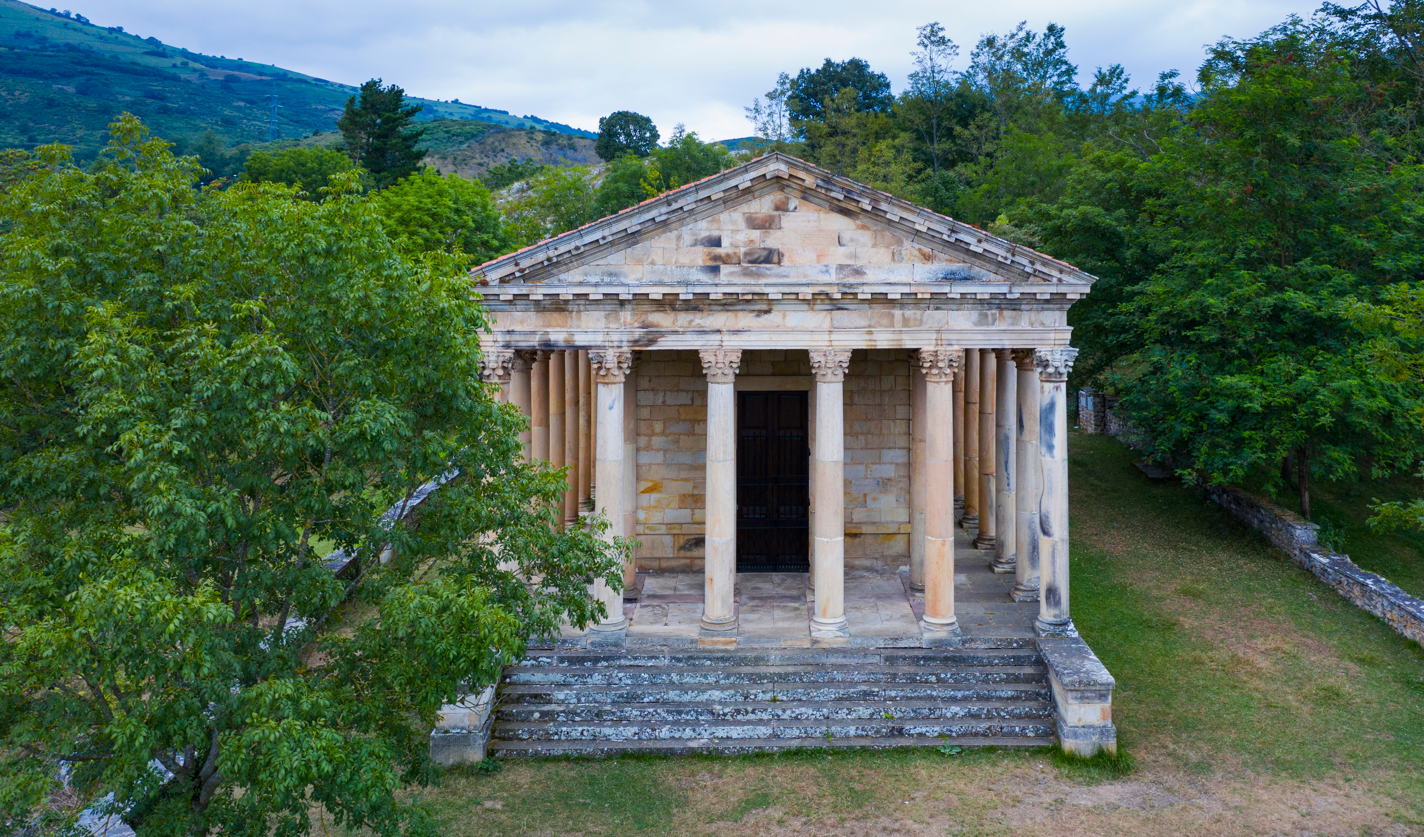 A igreja de São Jorge foi doada pelos Duques de Santo Mauro à cidade de Las Fraguas para servir como paróquia, um papel que desempenha hoje © Shutterstock A igreja de São Jorge foi doada pelos Duques de Santo Mauro à cidade de Las Fraguas para servir como paróquia, um papel que desempenha hoje © Shutterstock