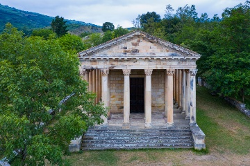 A igreja de São Jorge foi doada pelos Duques de Santo Mauro à cidade de Las Fraguas para servir como paróquia, um papel que desempenha hoje © Shutterstock