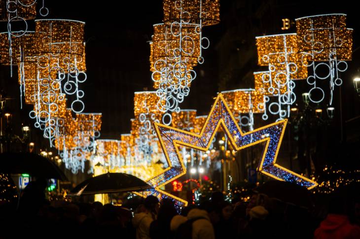 Mais de 12 milhões de luzes LED iluminarão 500 ruas em Vigo durante a época natalícia, com mais de 7.000 motivos ornamentais