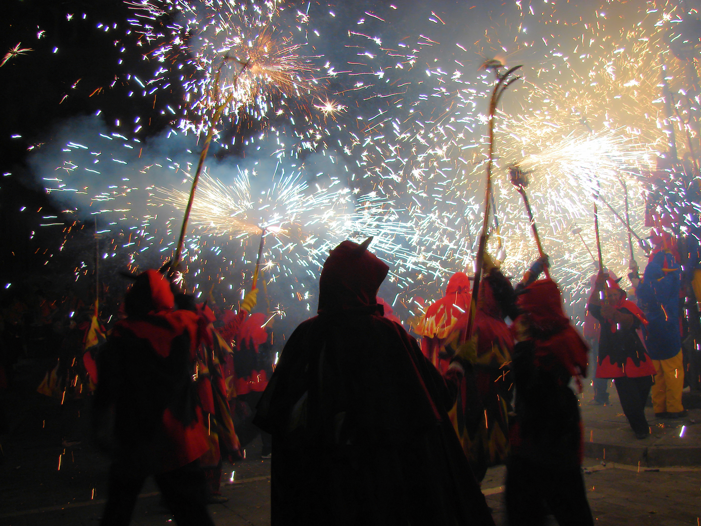 Na Catalunha, a noite de São João (Nit de San Joan) transforma-se numa espetacular festa de fogo de artifício em todas as grandes celebrações da comunidade