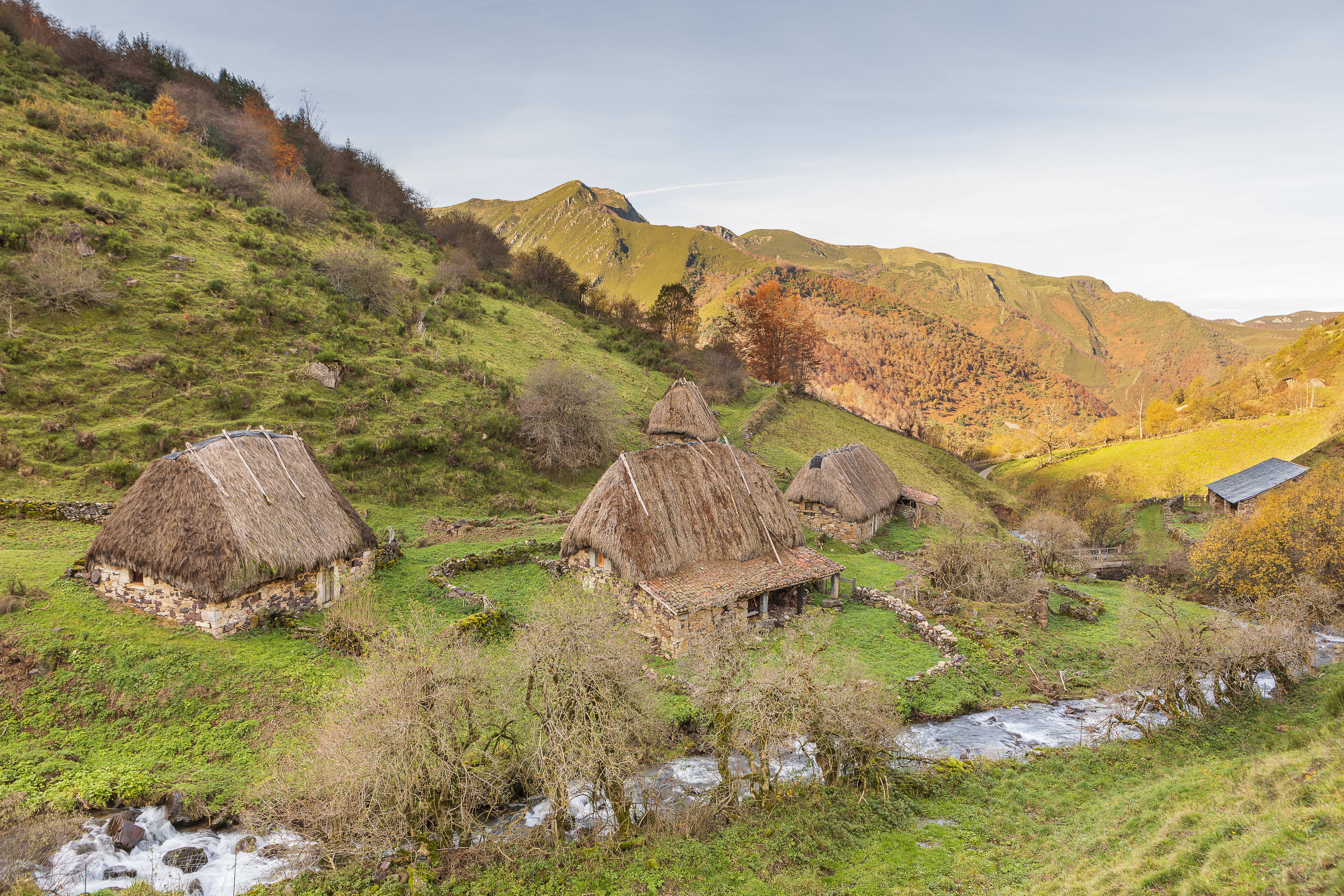 La Pornacal, em Somiedo, é composta por um conjunto de cerca de 32 teitos, casas usadas pelos agricultores para proteger os seus rebanhos durante o inverno © em greenspain e noebaranda La Pornacal, em Somiedo, é composta por um conjunto de cerca de 32 teitos, casas usadas pelos agricultores para proteger os seus rebanhos durante o inverno © em greenspain e noebaranda