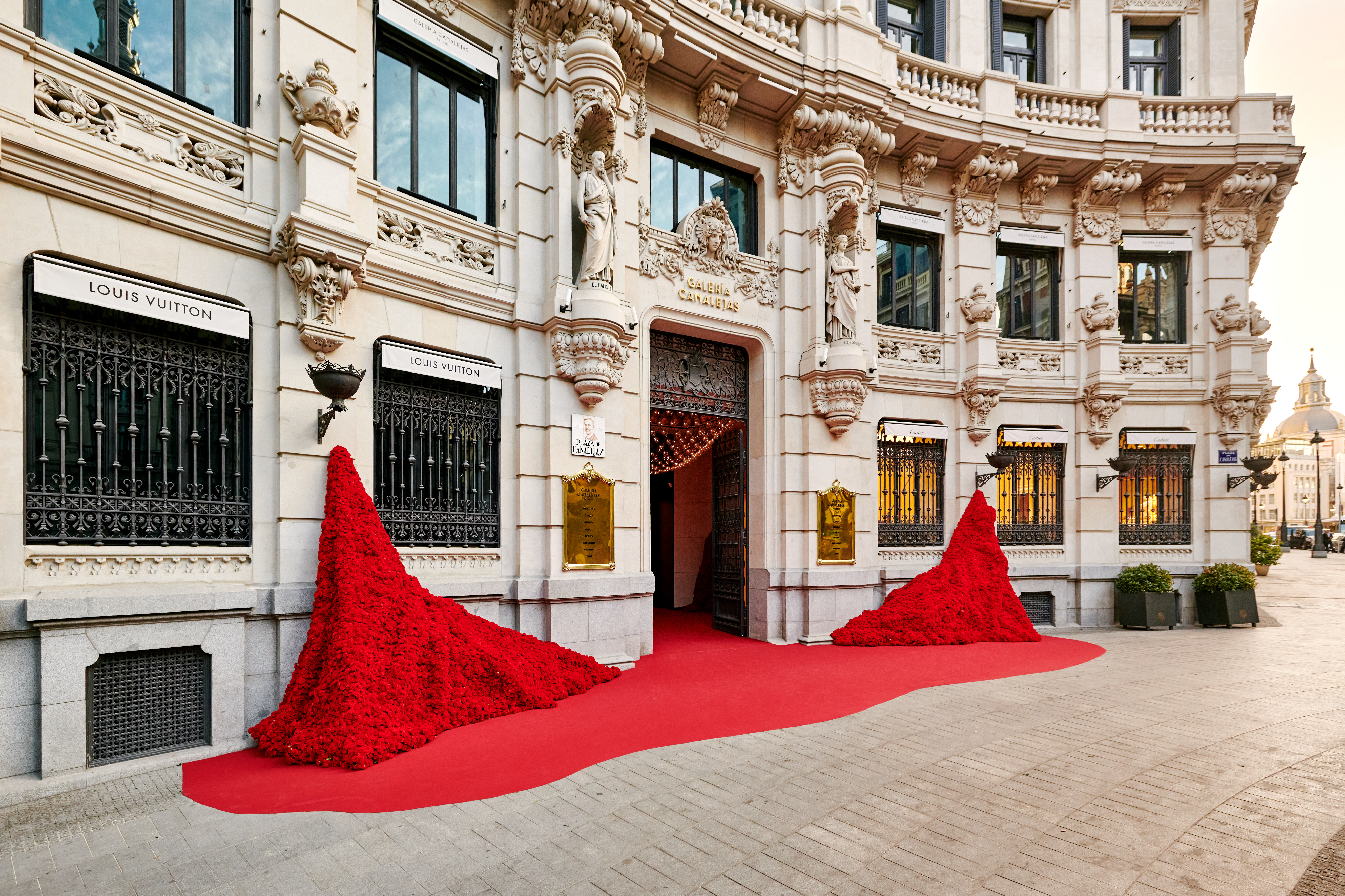 Localizada no antigo Palacio de la Equitativa, a Galería Canalejas (Madrid) tem uma área de 15.000m2 @ Galería Canalejas | Estúdio Daniel Schaefer Localizada no antigo Palacio de la Equitativa, a Galería Canalejas (Madrid) tem uma área de 15.000m2 @ Galería Canalejas | Estúdio Daniel Schaefer