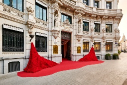 Localizada no antigo Palacio de la Equitativa, a Galería Canalejas (Madrid) tem uma área de 15.000m2 @ Galería Canalejas | Estúdio Daniel Schaefer Localizada no antigo Palacio de la Equitativa, a Galería Canalejas (Madrid) tem uma área de 15.000m2 @ Galería Canalejas | Estúdio Daniel Schaefer