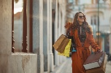 Vendas para turistas internacionais aumentaram 23% em 2024, com crescimento de 26% no segmento de luxo © Shutterstock Vendas para turistas internacionais aumentaram 23% em 2024, com crescimento de 26% no segmento de luxo © Shutterstock