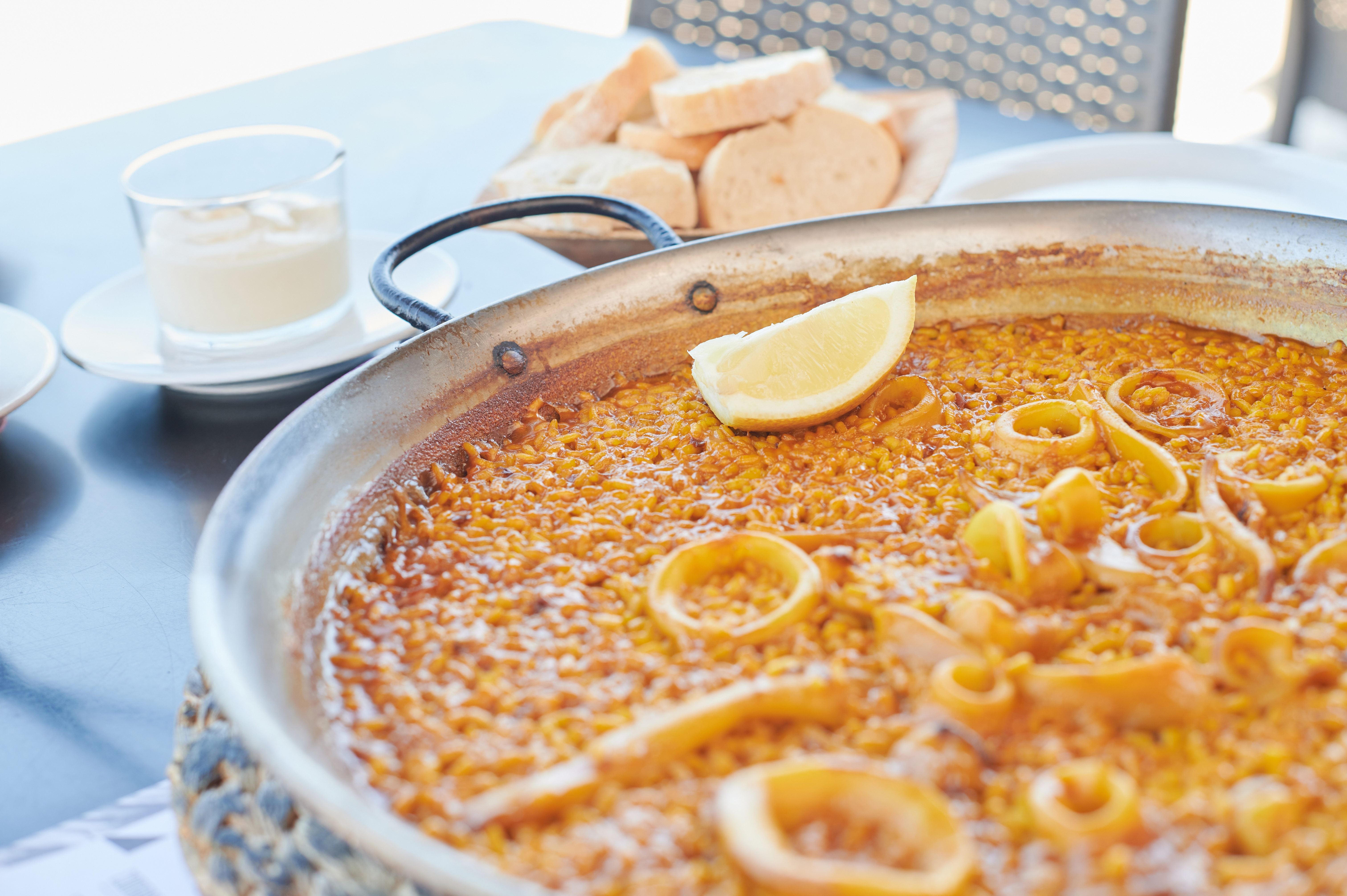 Arroz a banda é um dos pratos mais famosos da rica gastronomia de Alicante © Shutterstock Arroz a banda é um dos pratos mais famosos da rica gastronomia de Alicante © Shutterstock