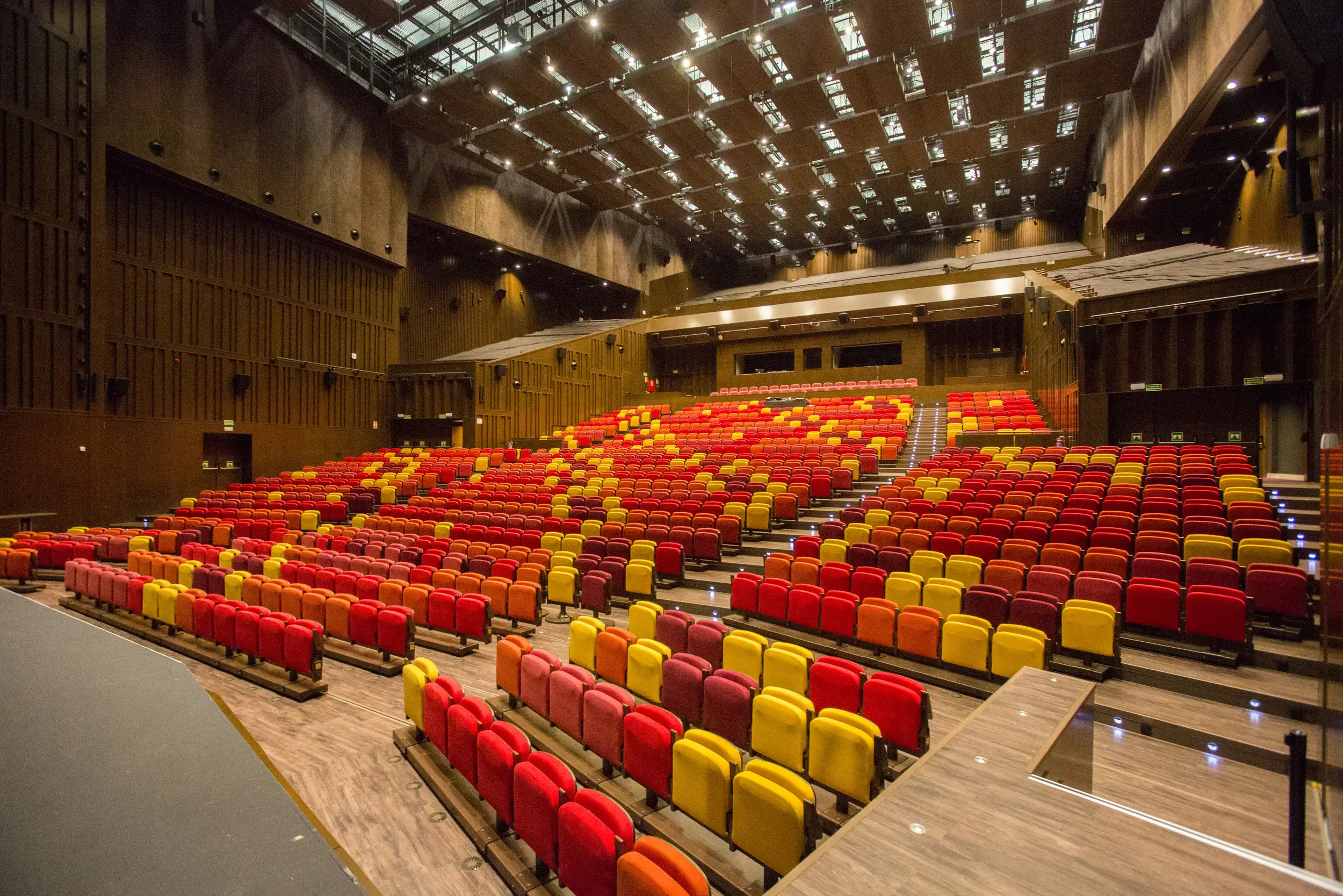 O Cartuja Center tem tecnologia Gala Venue, que permite que diferentes configurações em seu auditório passem de 2.000 lugares para um espaço de plano aberto para 3.500 espectadores © Cartuja Center