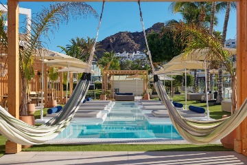 Beach Club La Riviera de H10 Costa Mogán,  hotel apenas para adultos  localizado à beira-mar da praia de Cura (Gran Canaria) © H10 Hotéis