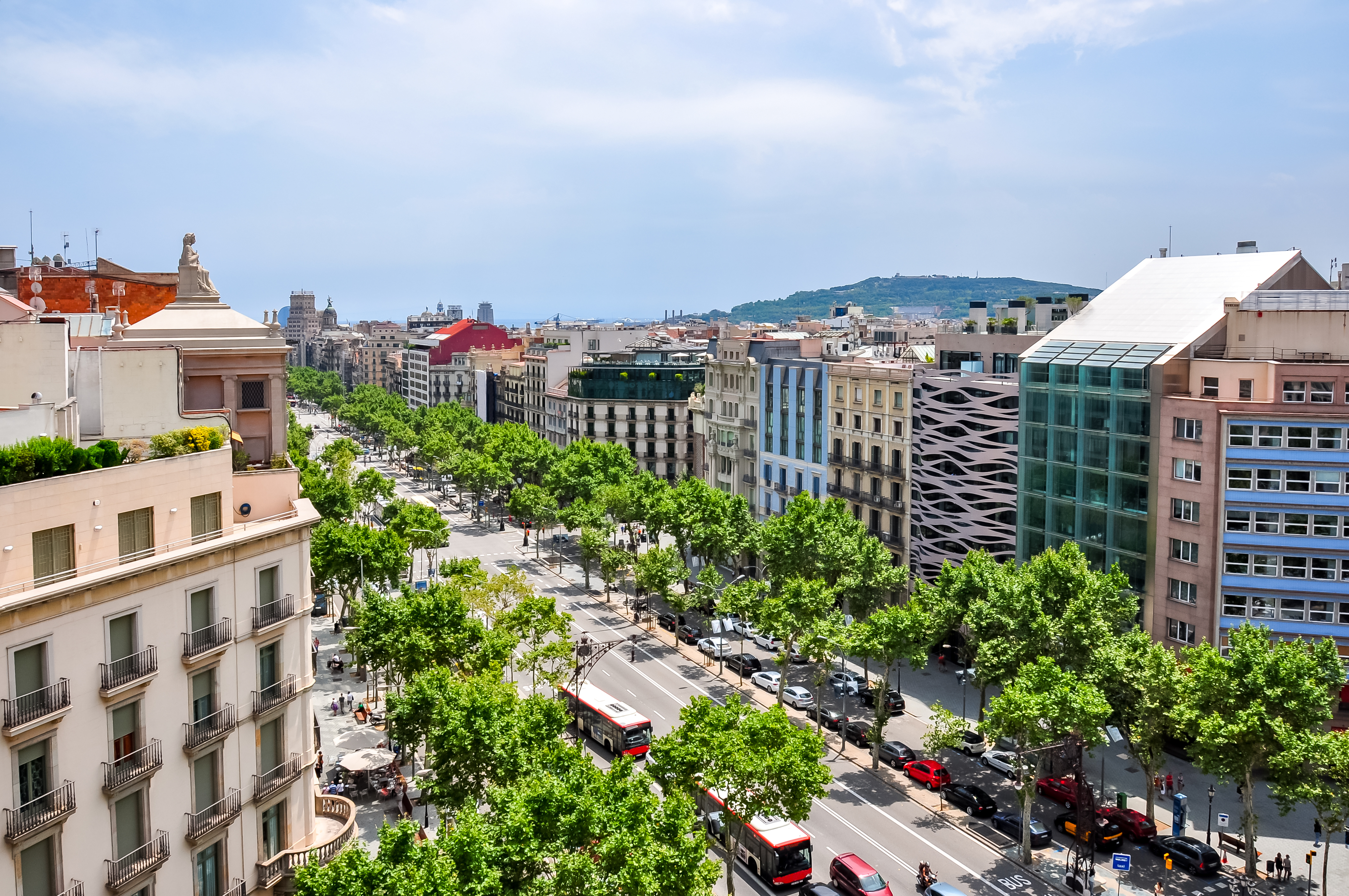 Vista aérea do Paseo de Gracia do topo da Casa Milà (Barcelona, Espanha) © Shutterstock Vista aérea do Paseo de Gracia do topo da Casa Milà (Barcelona, Espanha) © Shutterstock
