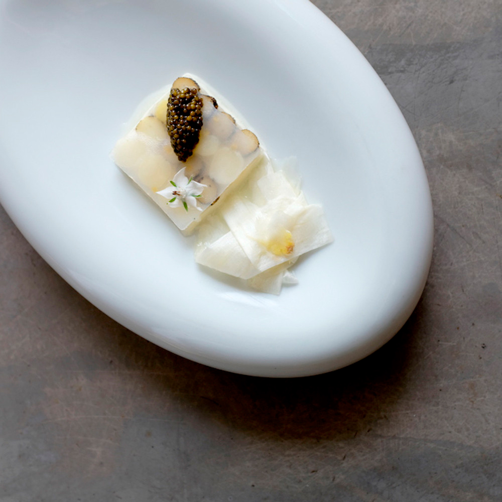 Gelado de espargos, aspics fermentados, borragem e caviar. Casa Marcial Gelado de espargos, aspics fermentados, borragem e caviar. Casa Marcial