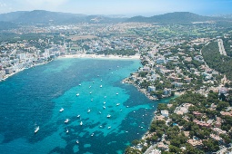 A grande força do Calvià reside na sua capacidade de articular diferentes núcleos com identidade própria, como Magaluf ou Santa Ponça (na imagem) @ Visita Calvià A grande força do Calvià reside na sua capacidade de articular diferentes núcleos com identidade própria, como Magaluf ou Santa Ponça (na imagem) @ Visita Calvià