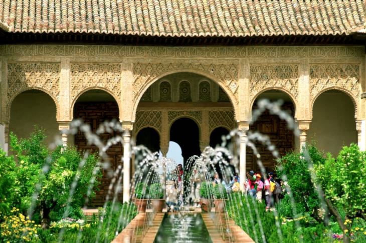 O Generalife foi um local de descanso para os reis de Granada e uma propriedade agrícola. Destacam-se os seus jardins ornamentais e pomares, que datam do final do século XIII ©. O Generalife foi um local de descanso para os reis de Granada e uma propriedade agrícola. Destacam-se os seus jardins ornamentais e pomares, que datam do final do século XIII ©.