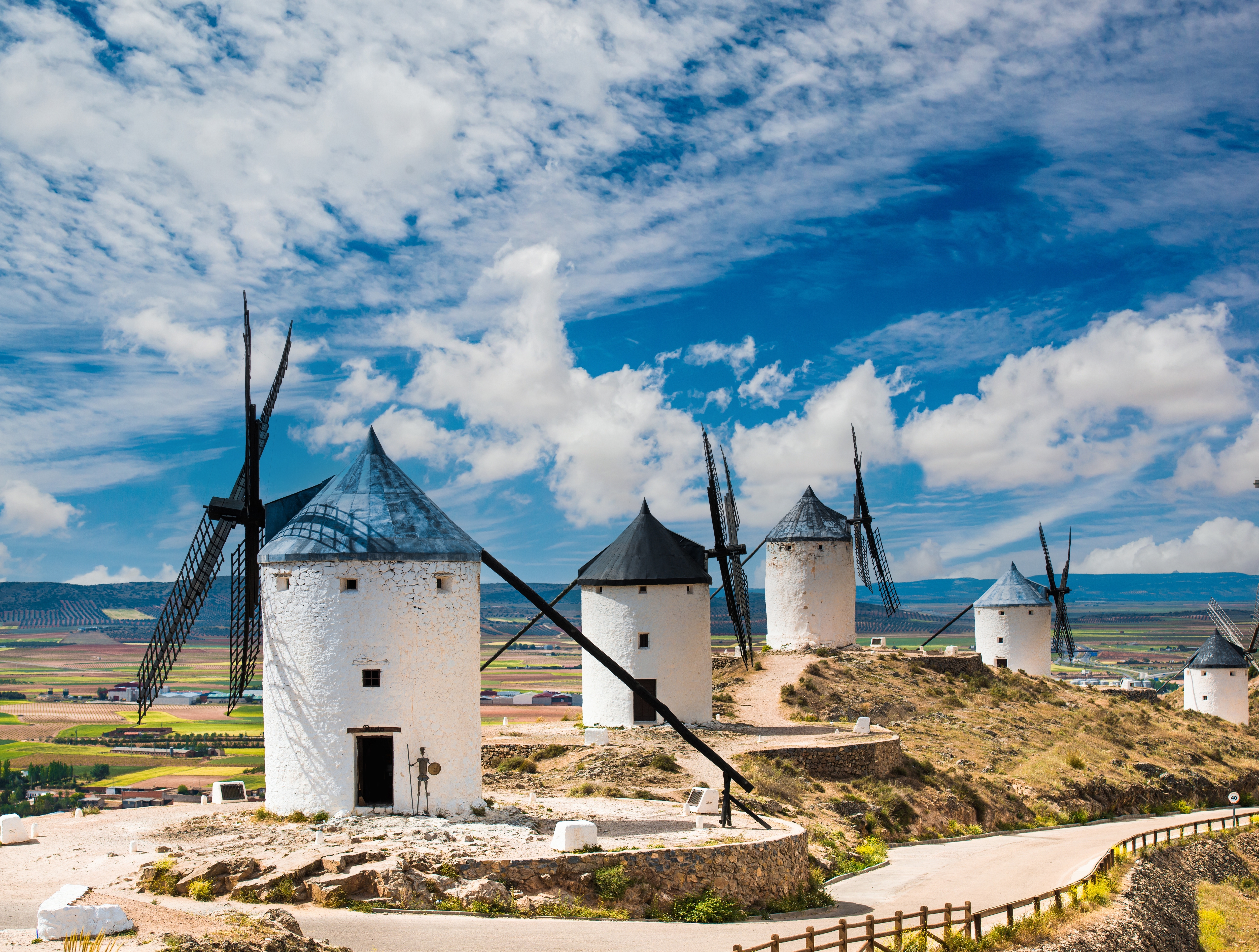 Localizado no coração de La Mancha e conhecido como a Terra de  Gigantes, o Campo de Criptana (Ciudad Real) oferece aos visitantes uma imersão na tradição graças ao seu conjunto de moinhos históricos e ao tradicional bairro de Albaicín