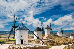 Localizado no coração de La Mancha e conhecido como a Terra de Gigantes, o Campo de Criptana (Ciudad Real) oferece aos visitantes uma imersão na tradição graças ao seu conjunto de moinhos históricos e ao tradicional bairro de Albaicín Localizado no coração de La Mancha e conhecido como a Terra de Gigantes, o Campo de Criptana (Ciudad Real) oferece aos visitantes uma imersão na tradição graças ao seu conjunto de moinhos históricos e ao tradicional bairro de Albaicín