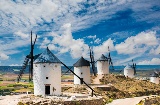Localizado no coração de La Mancha e conhecido como a Terra de Gigantes, o Campo de Criptana (Ciudad Real) oferece aos visitantes uma imersão na tradição graças ao seu conjunto de moinhos históricos e ao tradicional bairro de Albaicín Localizado no coração de La Mancha e conhecido como a Terra de Gigantes, o Campo de Criptana (Ciudad Real) oferece aos visitantes uma imersão na tradição graças ao seu conjunto de moinhos históricos e ao tradicional bairro de Albaicín