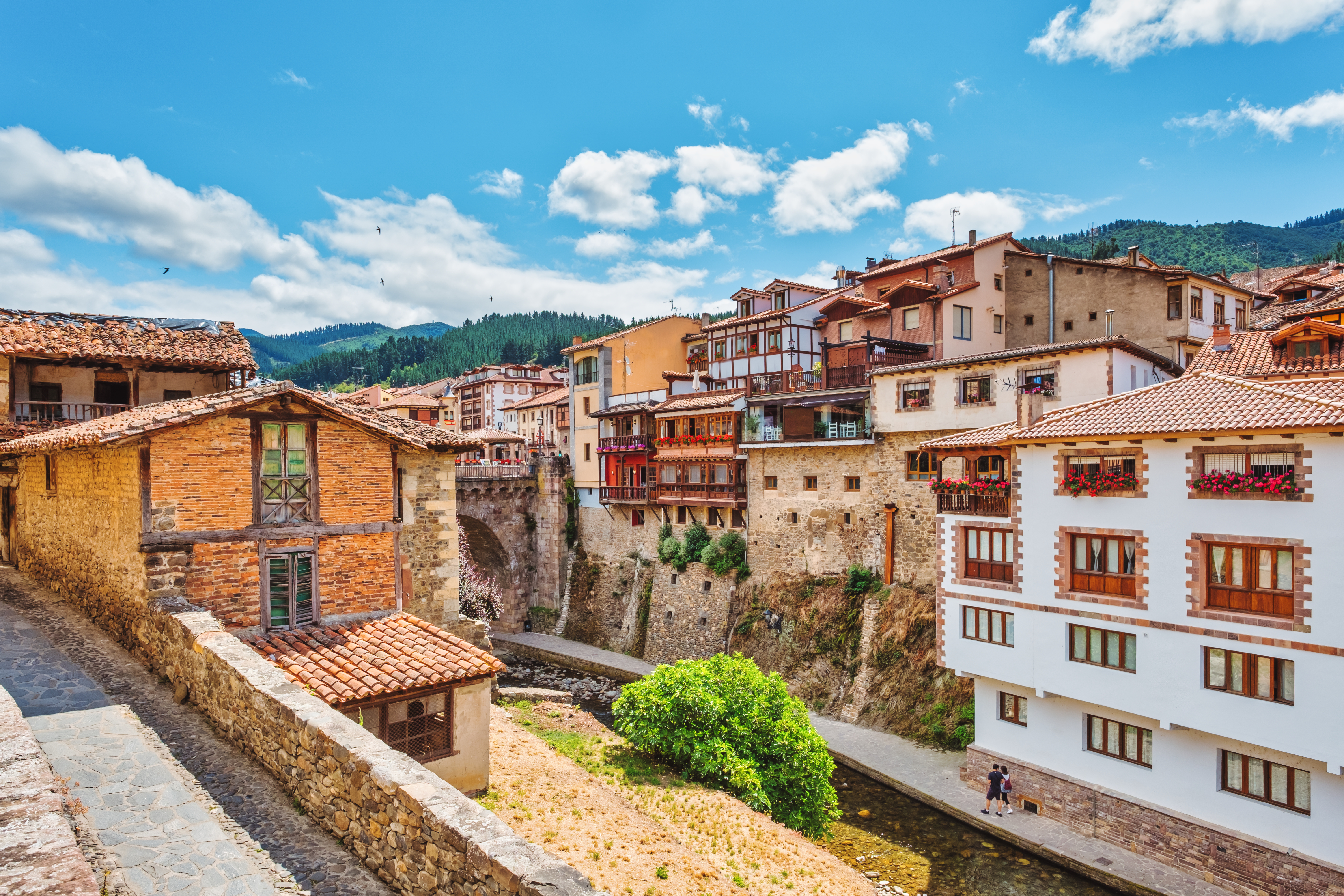 A Cantábria reúne algumas das mais belas cidades do norte de Espanha. Na imagem, as famosas casas suspensas do município de Potes no rio Deva © Shutterstock