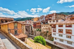 A Cantábria reúne algumas das mais belas cidades do norte de Espanha. Na imagem, as famosas casas suspensas do município de Potes no rio Deva © Shutterstock