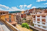 A Cantábria reúne algumas das mais belas cidades do norte de Espanha. Na imagem, as famosas casas suspensas do município de Potes no rio Deva © Shutterstock A Cantábria reúne algumas das mais belas cidades do norte de Espanha. Na imagem, as famosas casas suspensas do município de Potes no rio Deva © Shutterstock