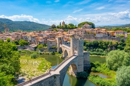 Vista aérea da famosa ponte medieval de Besalú (Girona) © Shutterstock Vista aérea da famosa ponte medieval de Besalú (Girona) © Shutterstock