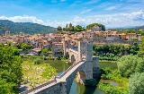 Vista aérea da famosa ponte medieval de Besalú (Girona) © Shutterstock Vista aérea da famosa ponte medieval de Besalú (Girona) © Shutterstock