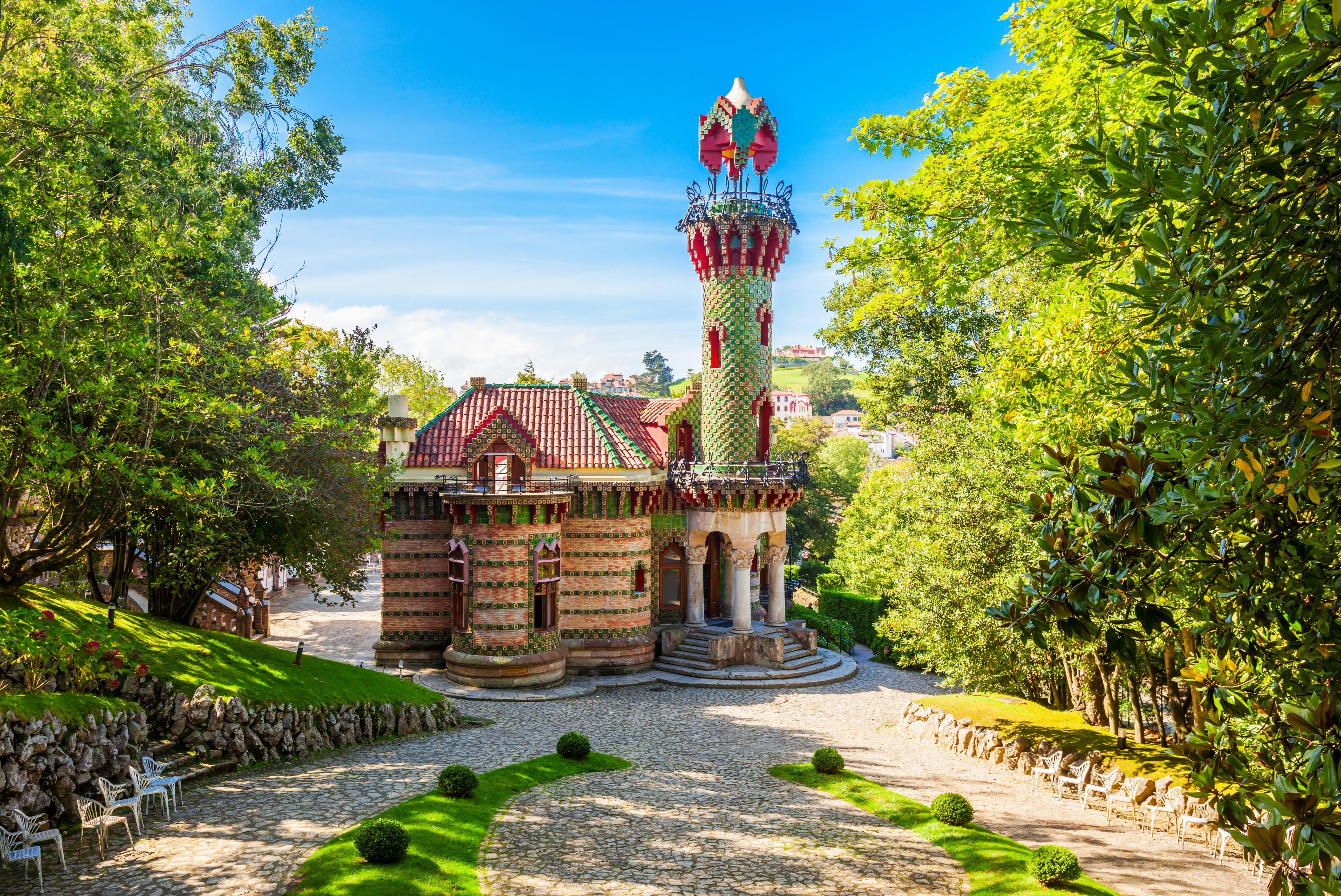 Universalmente conhecida como El Capricho, a Villa Quijano é um dos edifícios mais emblemáticos de Comillas, uma cidade costeira na Cantábria localizada a 50 quilômetros de Santander © Shutterstock