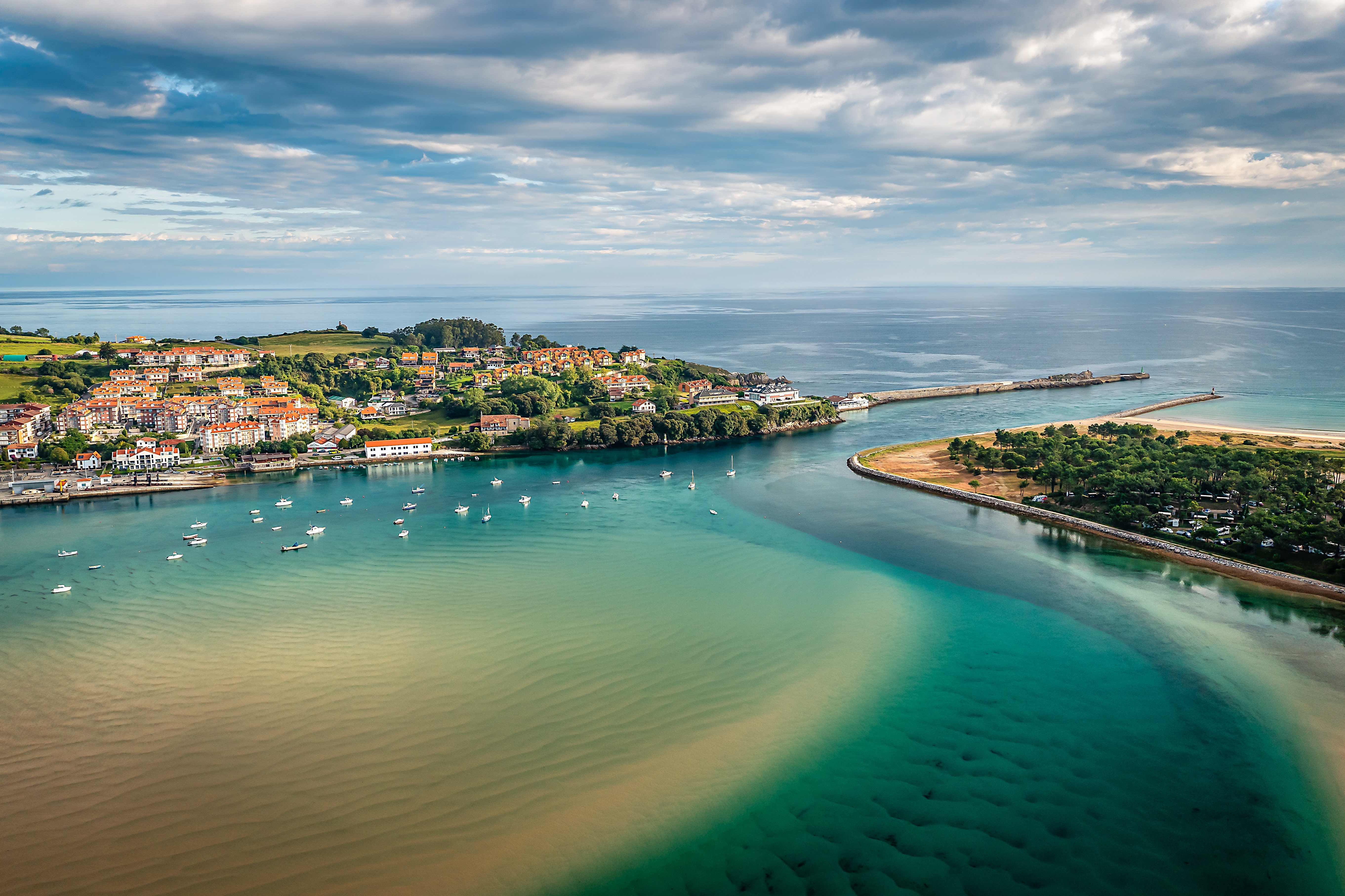 San Vicente de la Barquera está localizado no coração do Parque Natural de Oyambre, uma área natural protegida composta por estuários, falésias, praias, dunas, prados e florestas ©. Shutterstock