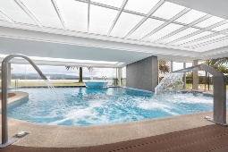 O clube termal de Balneario de La Toja (Pontevedra, Galiza) oferece amplas instalações interiores e exteriores para bem-estar e saúde, com vistas panorâmicas para o mar, um centro de fitness e um menu completo de serviços de spa © Balnearios de Galicia