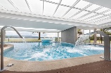 O clube termal de Balneario de La Toja (Pontevedra, Galiza) oferece amplas instalações interiores e exteriores para bem-estar e saúde, com vistas panorâmicas para o mar, um centro de fitness e um menu completo de serviços de spa © Balnearios de Galicia O clube termal de Balneario de La Toja (Pontevedra, Galiza) oferece amplas instalações interiores e exteriores para bem-estar e saúde, com vistas panorâmicas para o mar, um centro de fitness e um menu completo de serviços de spa © Balnearios de Galicia