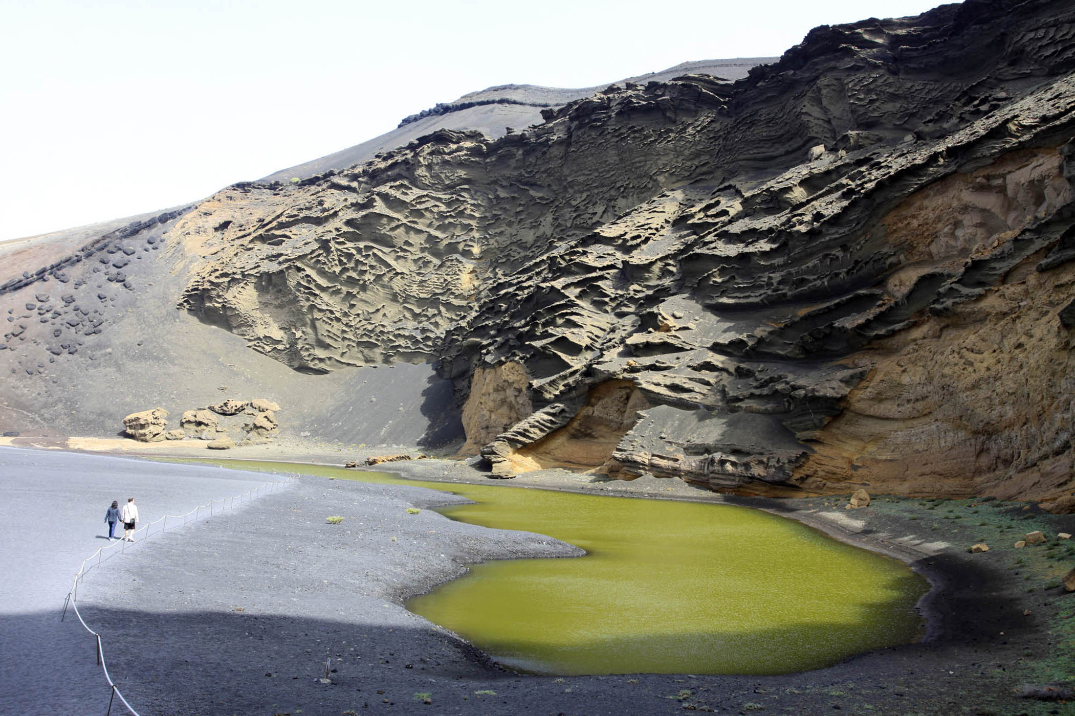 A ilha de Lanzarote é o segundo enclave favorito do turismo sénior, graças a locais como a Laguna de los Clicos © Turismo de Canarias