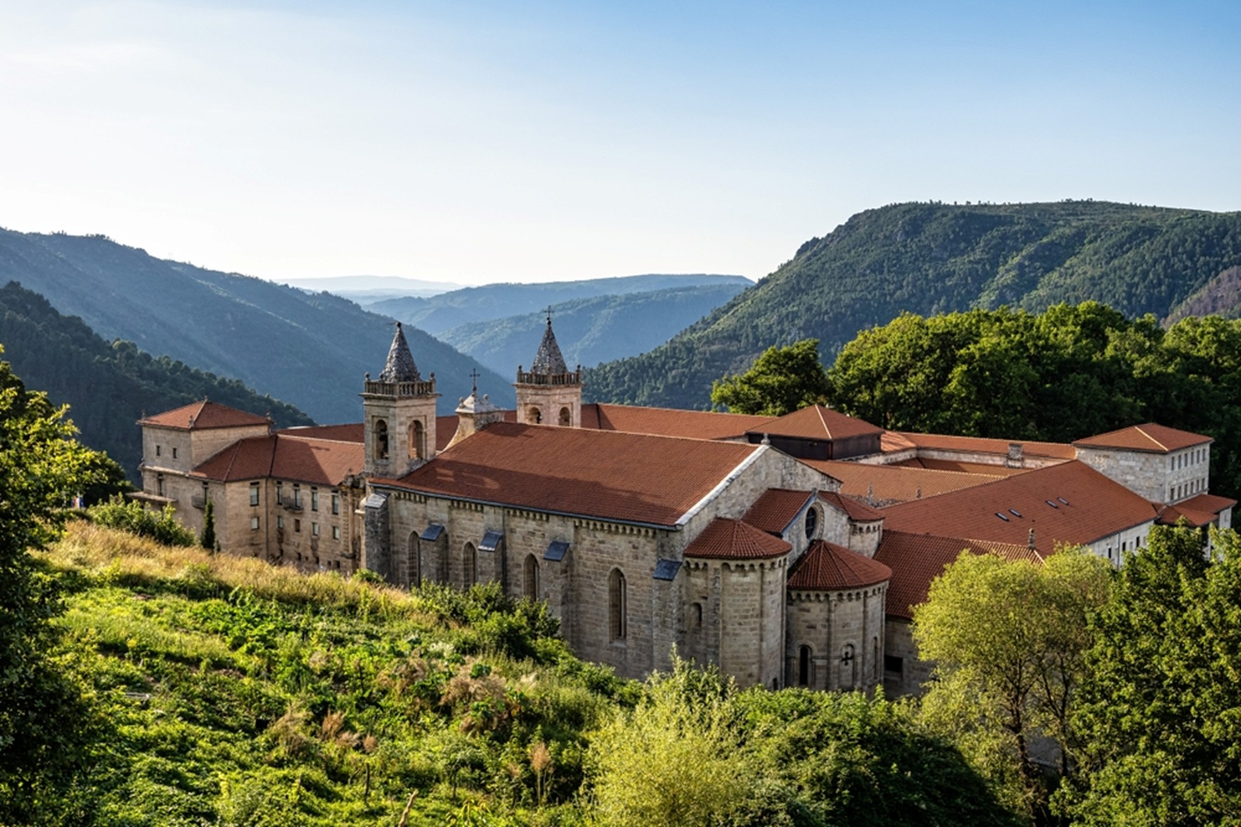 O Parador de Santo Estevo está localizado no coração da Ribeira Sacra, rodeado pela natureza e com vista panorâmica para o canyon do rio Sil © Shutterstock O Parador de Santo Estevo está localizado no coração da Ribeira Sacra, rodeado pela natureza e com vista panorâmica para o canyon do rio Sil © Shutterstock