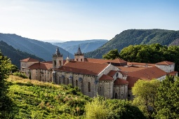 O Parador de Santo Estevo está localizado no coração da Ribeira Sacra, rodeado pela natureza e com vista panorâmica para o canyon do rio Sil © Shutterstock O Parador de Santo Estevo está localizado no coração da Ribeira Sacra, rodeado pela natureza e com vista panorâmica para o canyon do rio Sil © Shutterstock