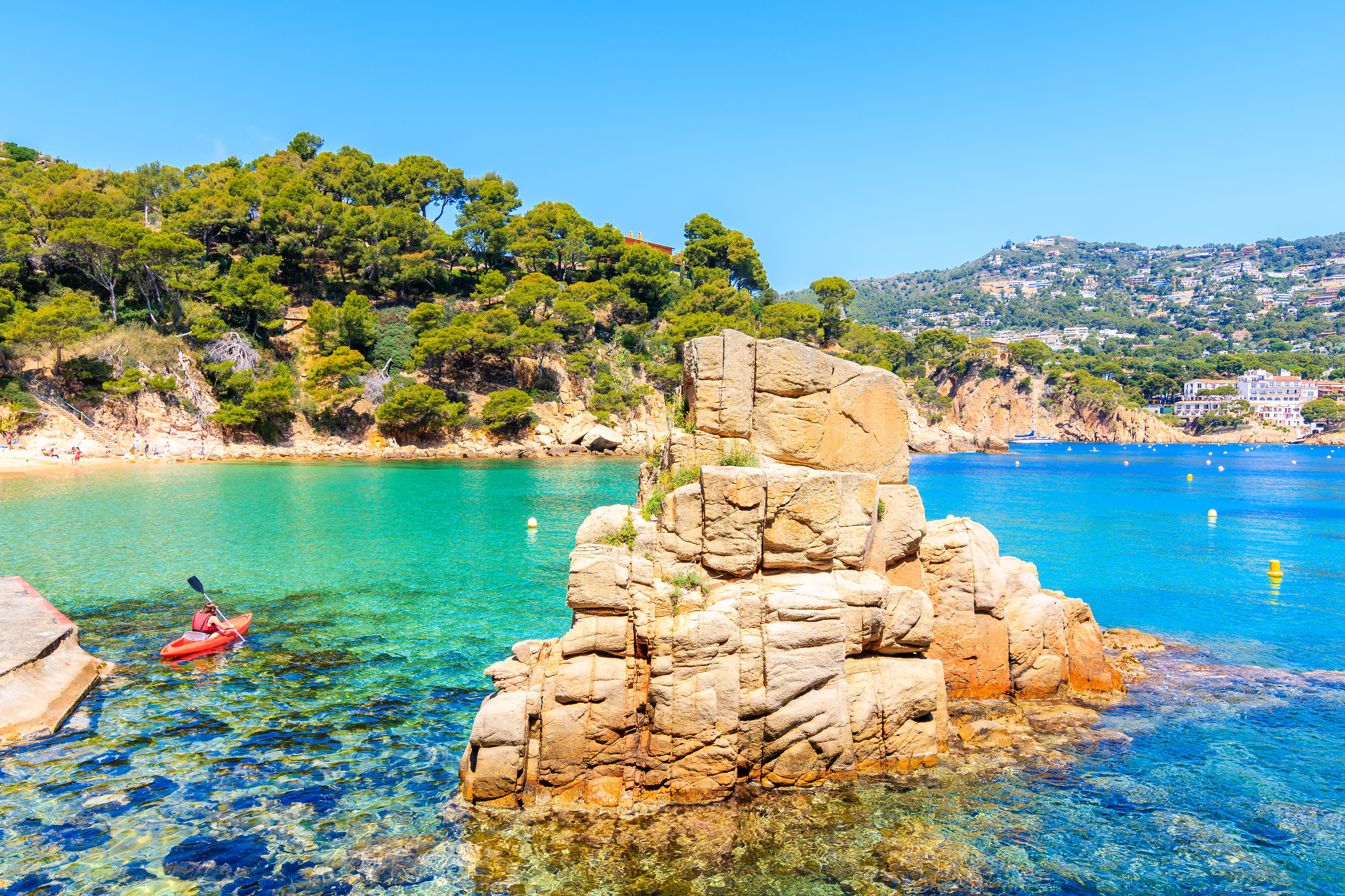 Excursões  de caiaque  são uma das experiências mais recomendadas nas enseadas de Fornells (Menorca, Ilhas Baleares) para os amantes de desportos aquáticos © Shutterstock Excursões  de caiaque  são uma das experiências mais recomendadas nas enseadas de Fornells (Menorca, Ilhas Baleares) para os amantes de desportos aquáticos © Shutterstock