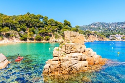 Excursões  de caiaque  são uma das experiências mais recomendadas nas enseadas de Fornells (Menorca, Ilhas Baleares) para os amantes de desportos aquáticos © Shutterstock
